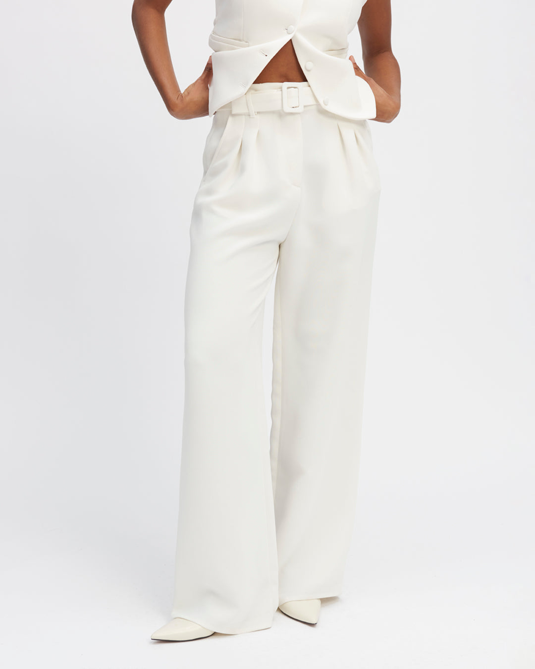 Pantalon-blanc-coupe-palazzo-taille-haute-détails-double-plis-bas-de-jambe-XXL-dessine-la-taille-et-les-jambes-ceinture-à-boucle-ceinture-amovible-ton-sur-ton-17H10-tailleurs-pour-femme-paris-