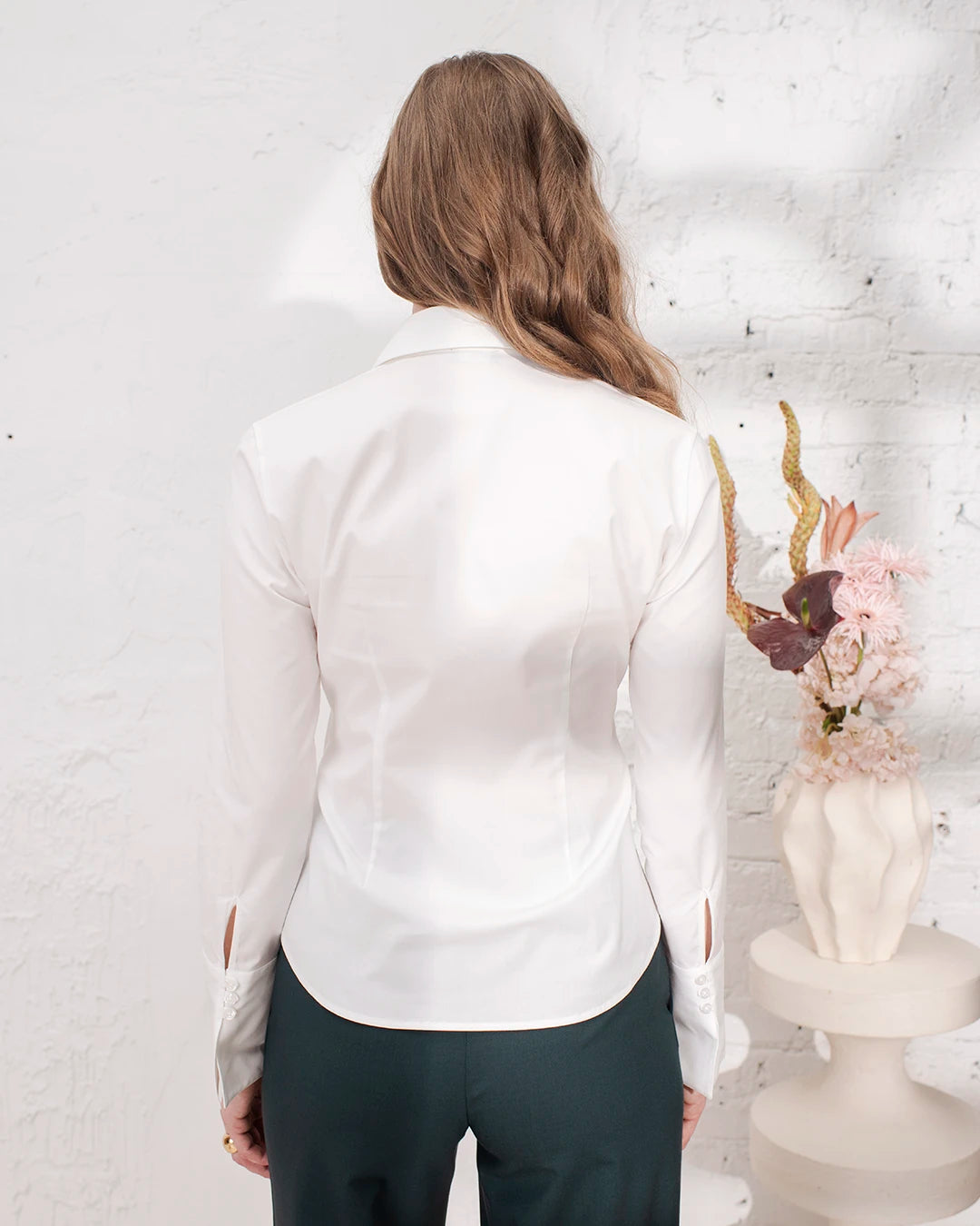 Chemise cintrée femme portée avec une tenue professionnelle pour le travail.