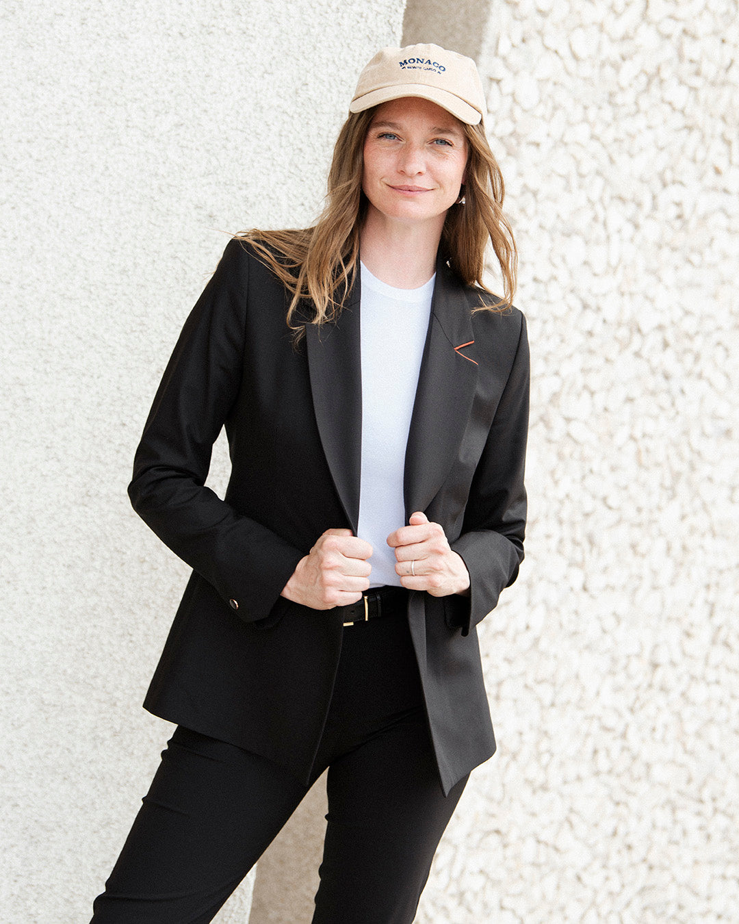 ensemble-tailleur-femme-noir-chic-pantalon-droit-veste-croisee-travail