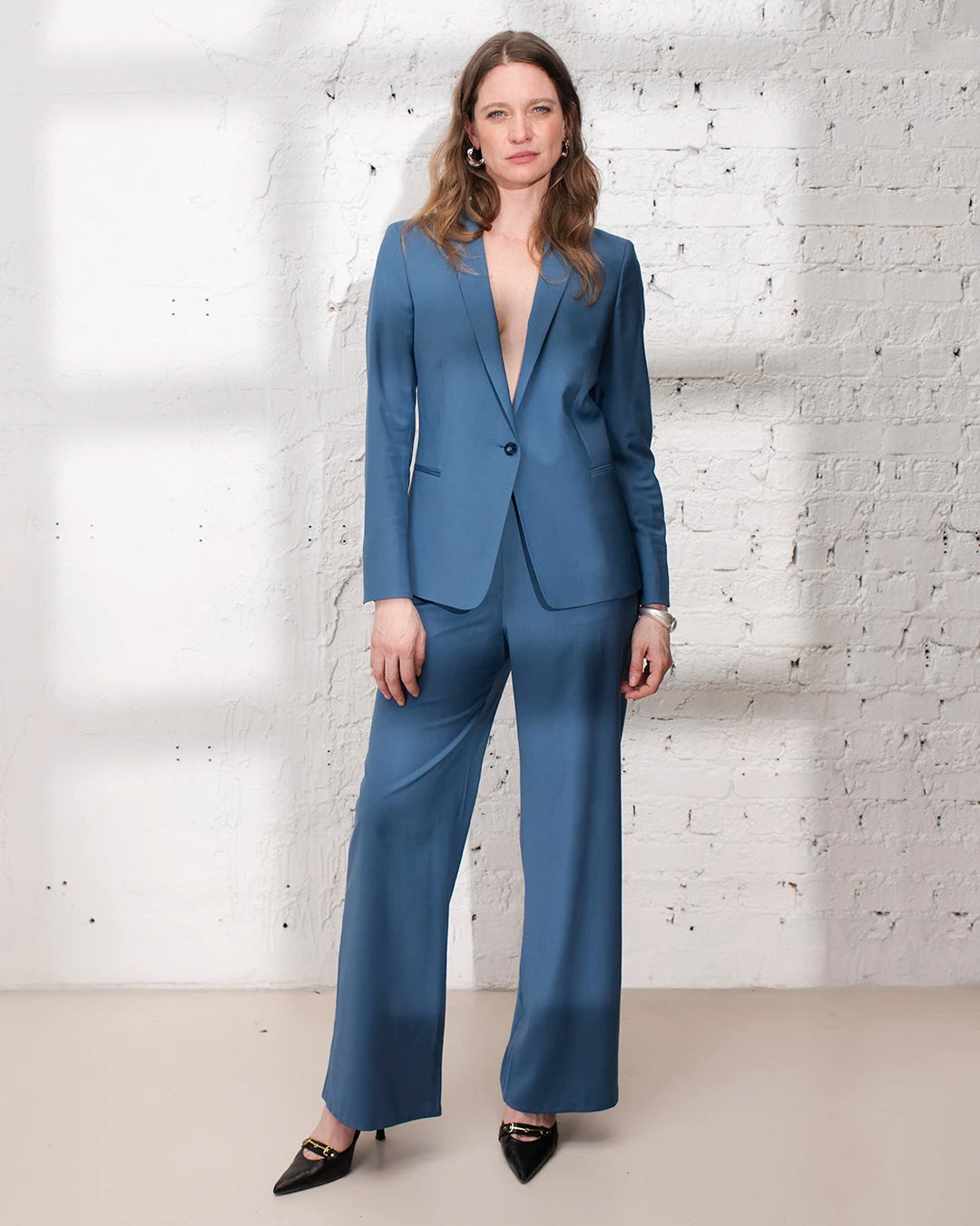Ensemble tailleur femme avec veste cintrée et pantalon large idéal pour une cérémonie