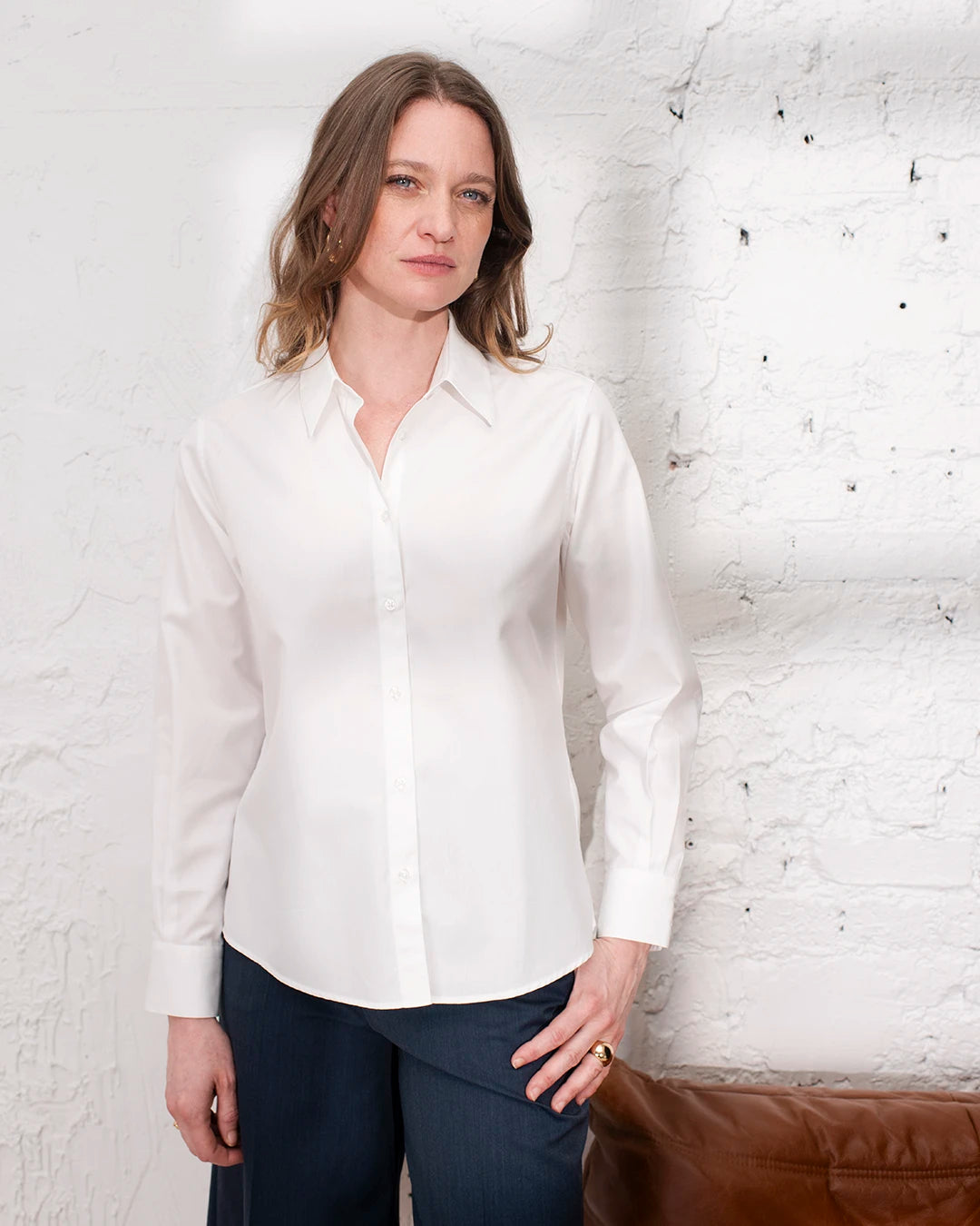 Outfit professionnel femme avec chemise blanche droite et poignets mousquetaires pour boutons de manchette.