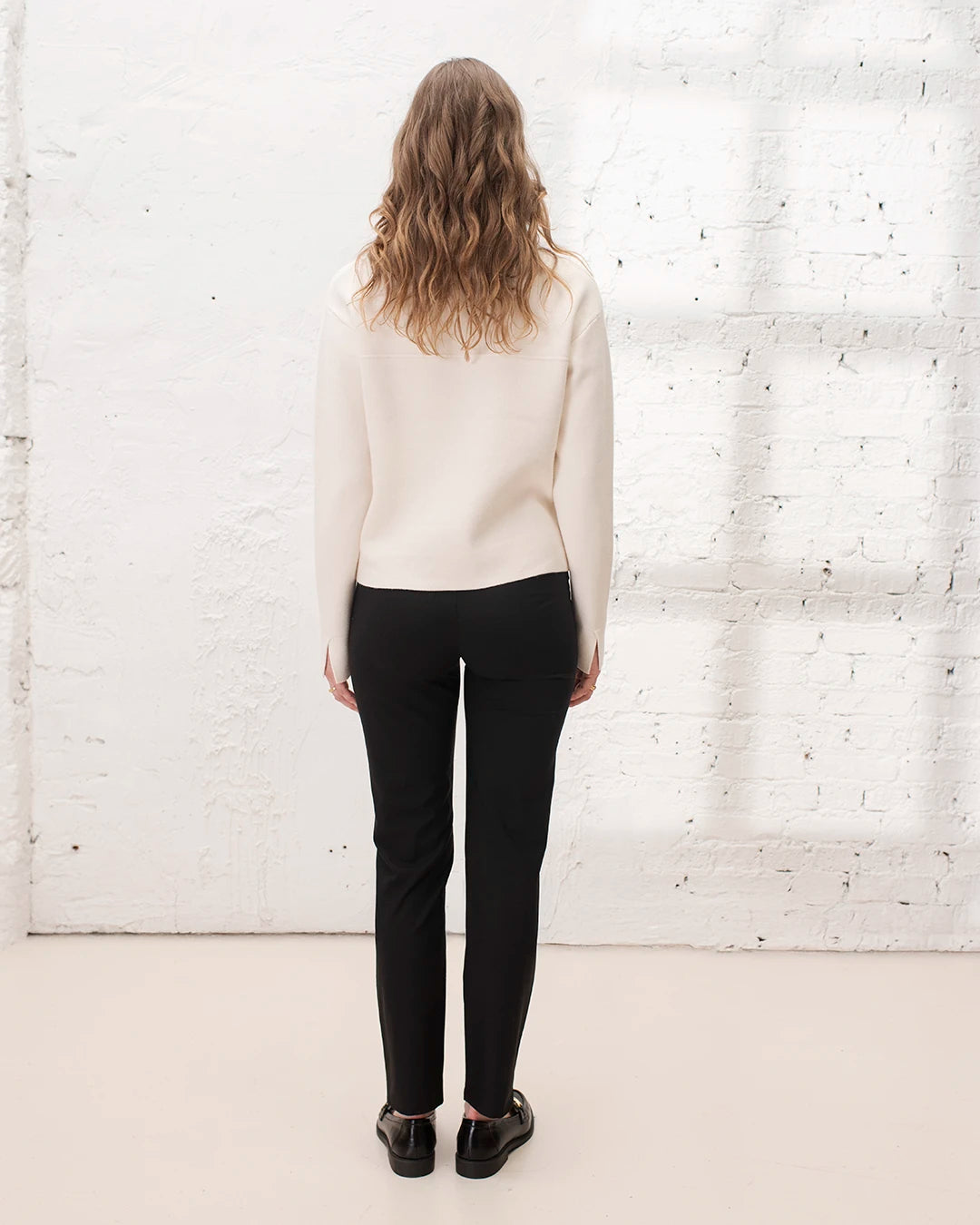 Pantalon tailleur cigarette noir femme idéal pour une tenue de bureau élégante