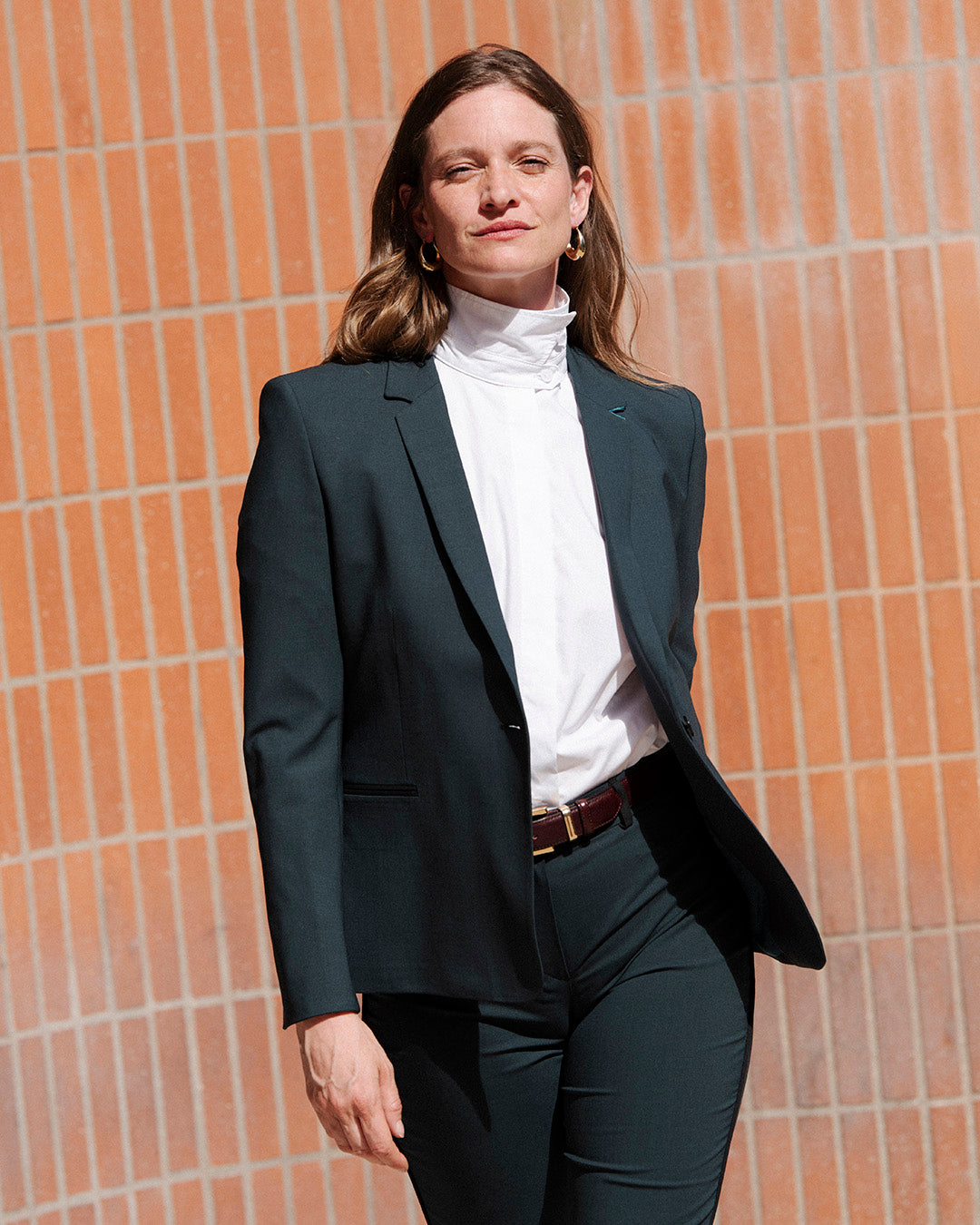 veste-cintree-verte-femme-tailleur-chic-tenue-de-bureau-style-elegant-premium-
