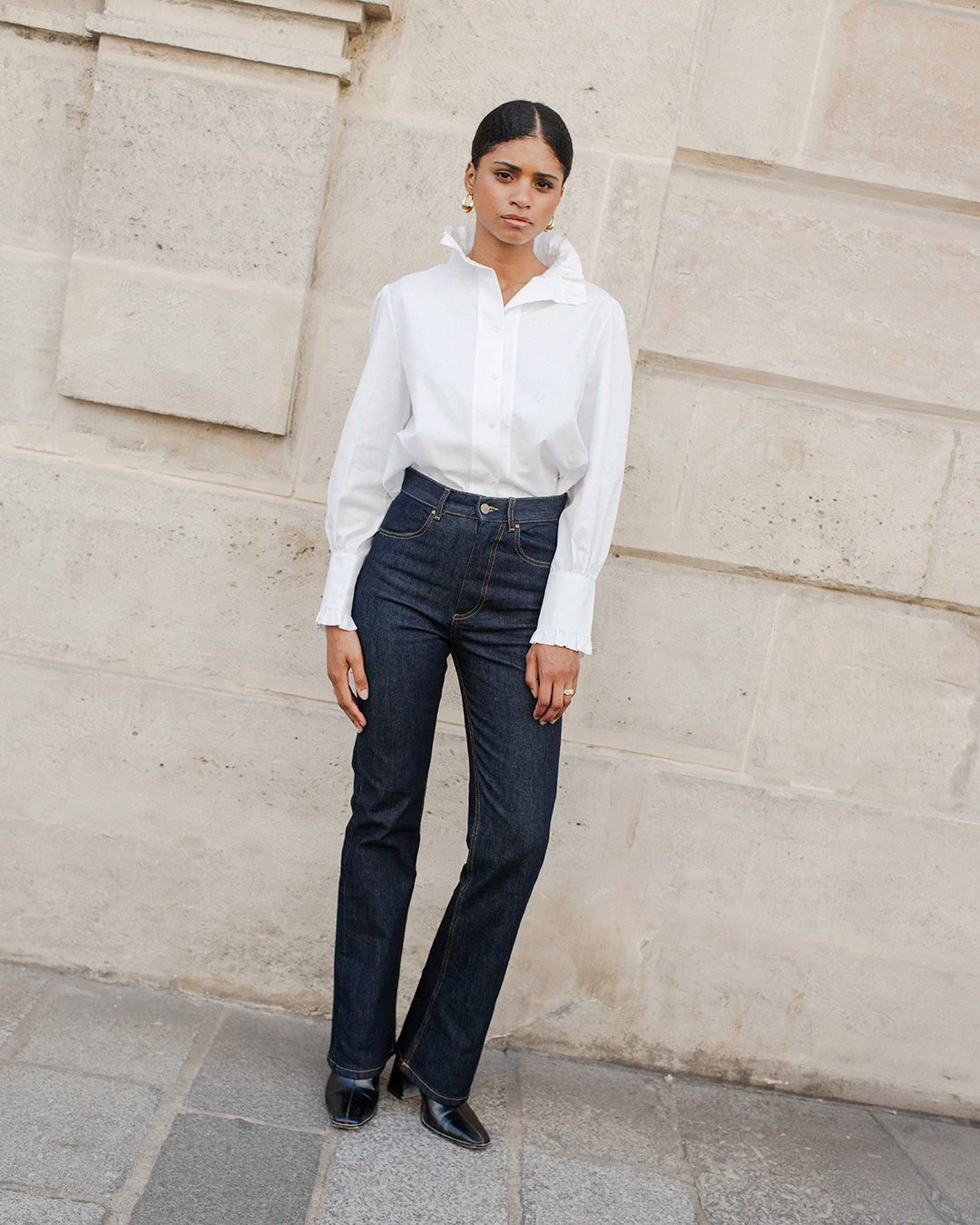 tenue-professionnelle-femme-chic-jean-brut-flare-et-chemise-blanche-col-montant-1