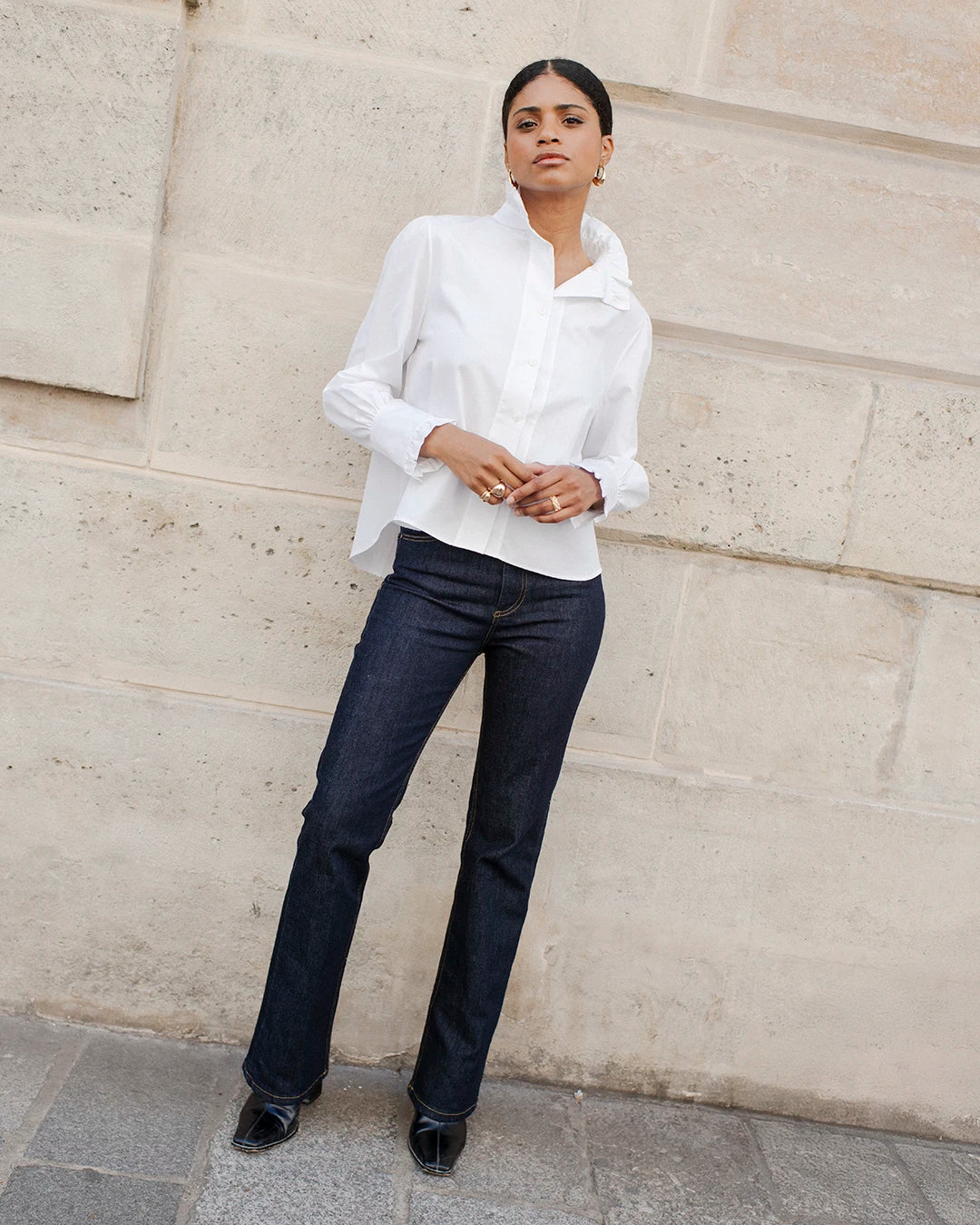 tenue-professionnelle-femme-chic-jean-brut-flare-et-chemise-blanche-col-montant-1
