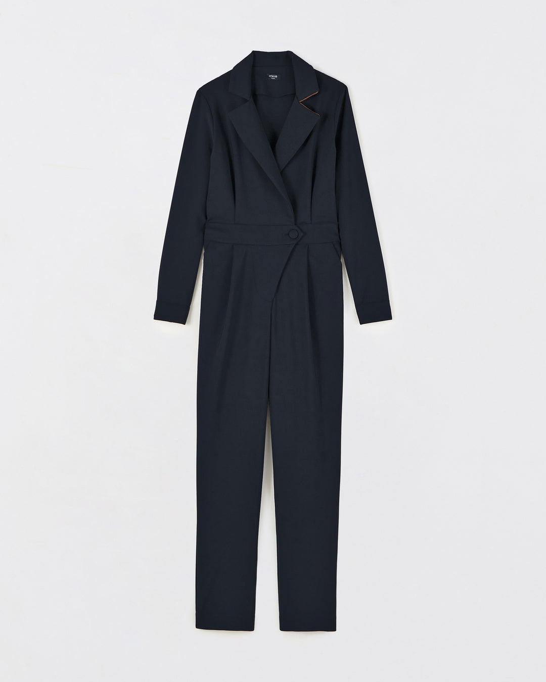 Combinaison-bleu-marine-Col-tailleur-Matière-très-confortable-Bouton-ton-sur-ton-ceinture-Taille-marquée-coupe-très-flatteuse-Léger-décolleté-féminin-17H10-tailleurs-pour-femme-paris-