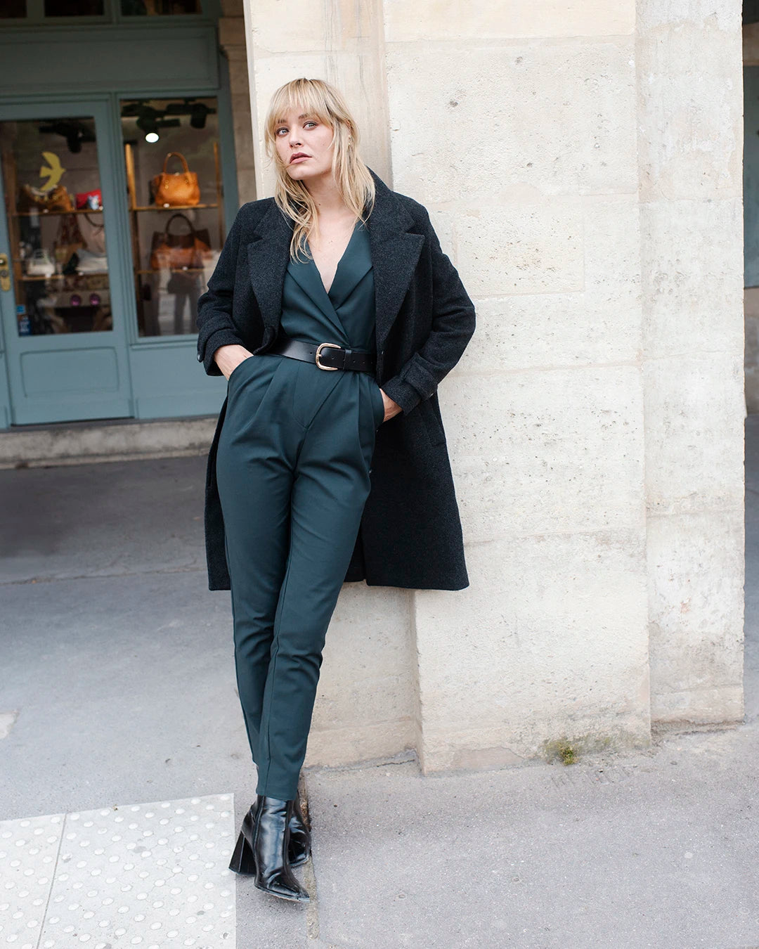 Combinaison-vert-profond-Col-tailleur-Matiere-tres-confortable-Bouton-ton-sur-ton-ceinture-Taille-marquee-coupe-tres-flatteuse-Leger-decollete-feminin-17H10-tailleurs-pour-femme-