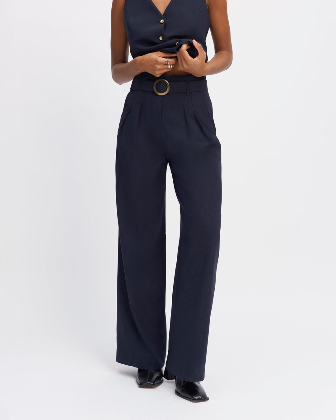 Pantalon-de-tailleur-bleu-marine-Coupe-palazzo-Taille-haute-Détails-double-plis-à-la-taille-Bas-de-jambe-XXL-Dessine-la-taille-et-les-jambes-Ceinture-à-boucle-Ceinture-amovible-marron-à-boucle-17H10-tailleurs-pour-femme-paris-