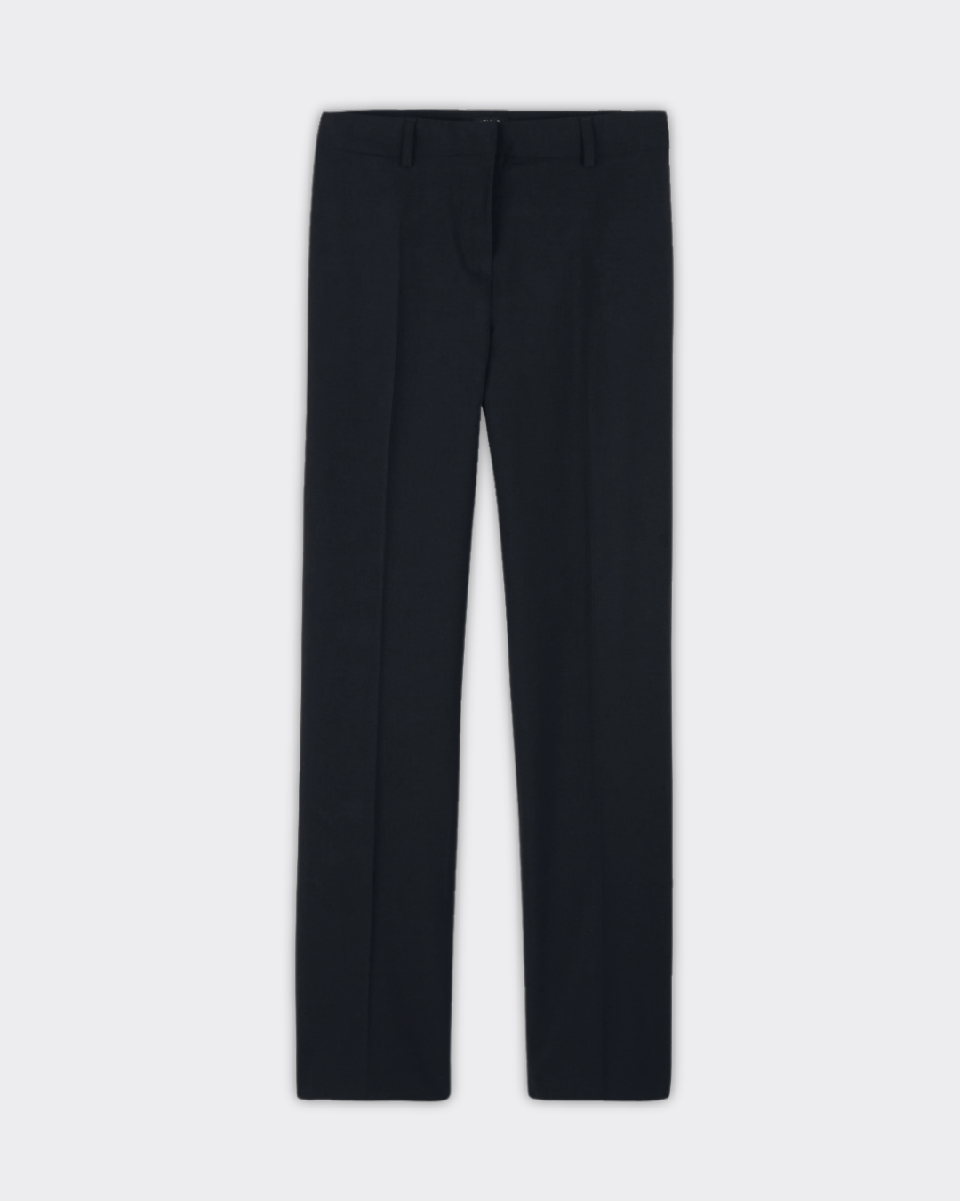 tenue-de-bureau-tailleur-femme-veste-cintree-pantalon-droit-noir-