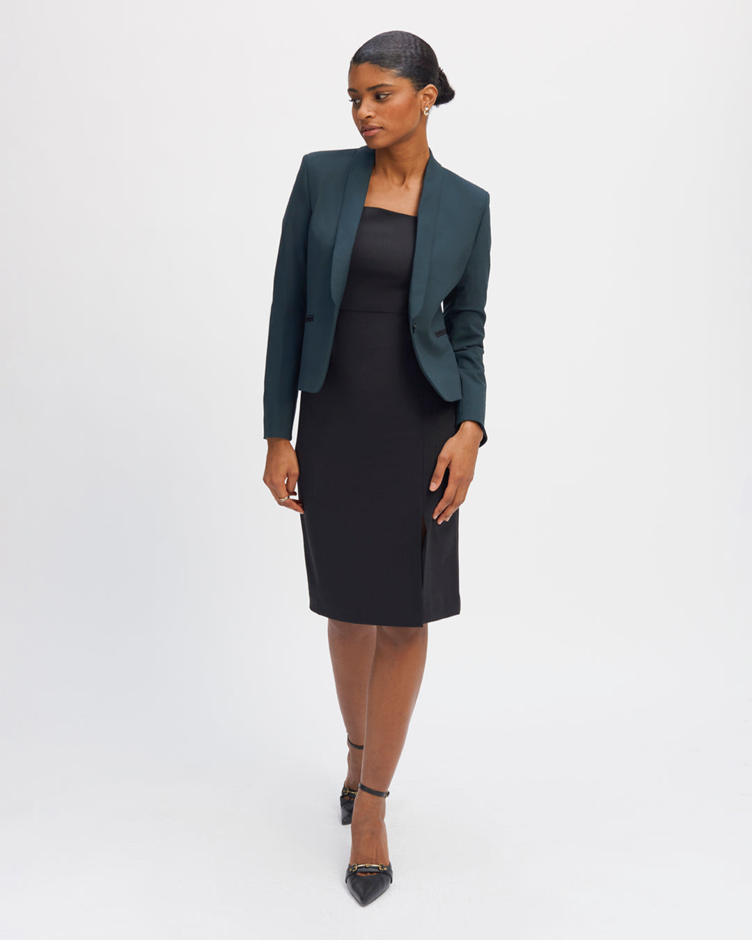 Veste-de-tailleur-verte-Coupe-spencer-Col-châle-Veste-courte-Deux-poches-passepoilées-Une-doublure-beige-lumineuse-Deux-grandes-poches-intérieures-Bouton-noir-17H10-tailleurs-pour-femme-paris-