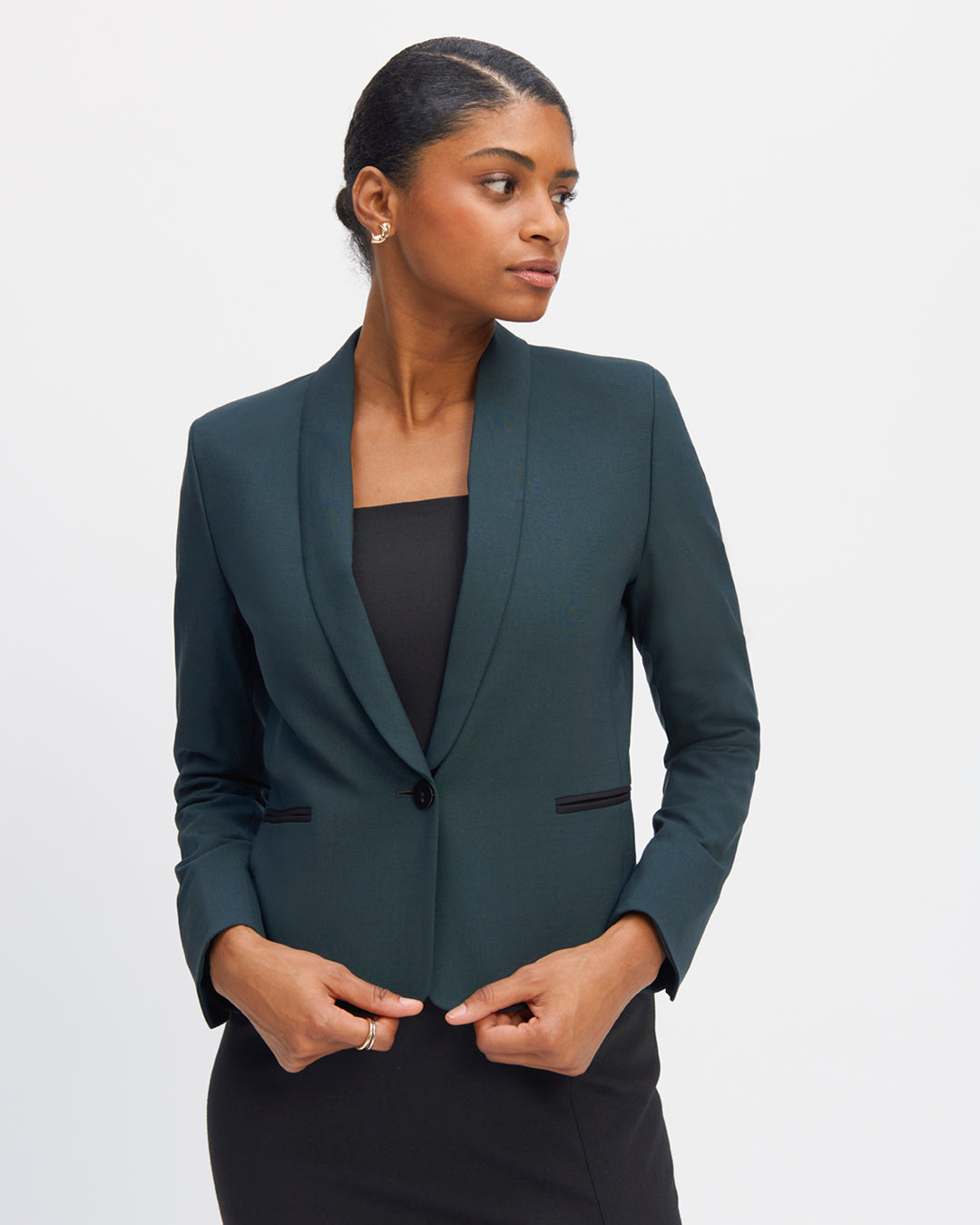 Veste-de-tailleur-verte-Coupe-spencer-Col-châle-Veste-courte-Deux-poches-passepoilées-Une-doublure-beige-lumineuse-Deux-grandes-poches-intérieures-Bouton-noir-17H10-tailleurs-pour-femme-paris-