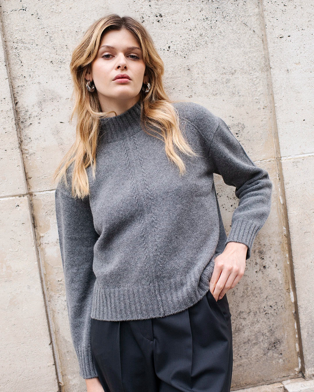 costume-femme-gris-fonce-veste-oversize-pantalon-large-tenue-de-travail-elegante-style-8