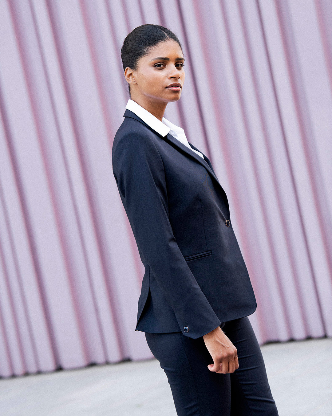 tailleur-femme-bleu-marine-pantalon-cigarette-veste-cintree-tenue-bureau