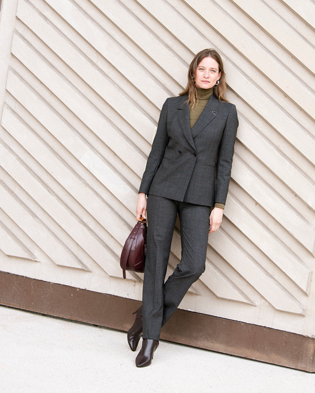 ensemble-tailleur-femme-noir-chine-chic-pantalon-droit-veste-cintree-travail