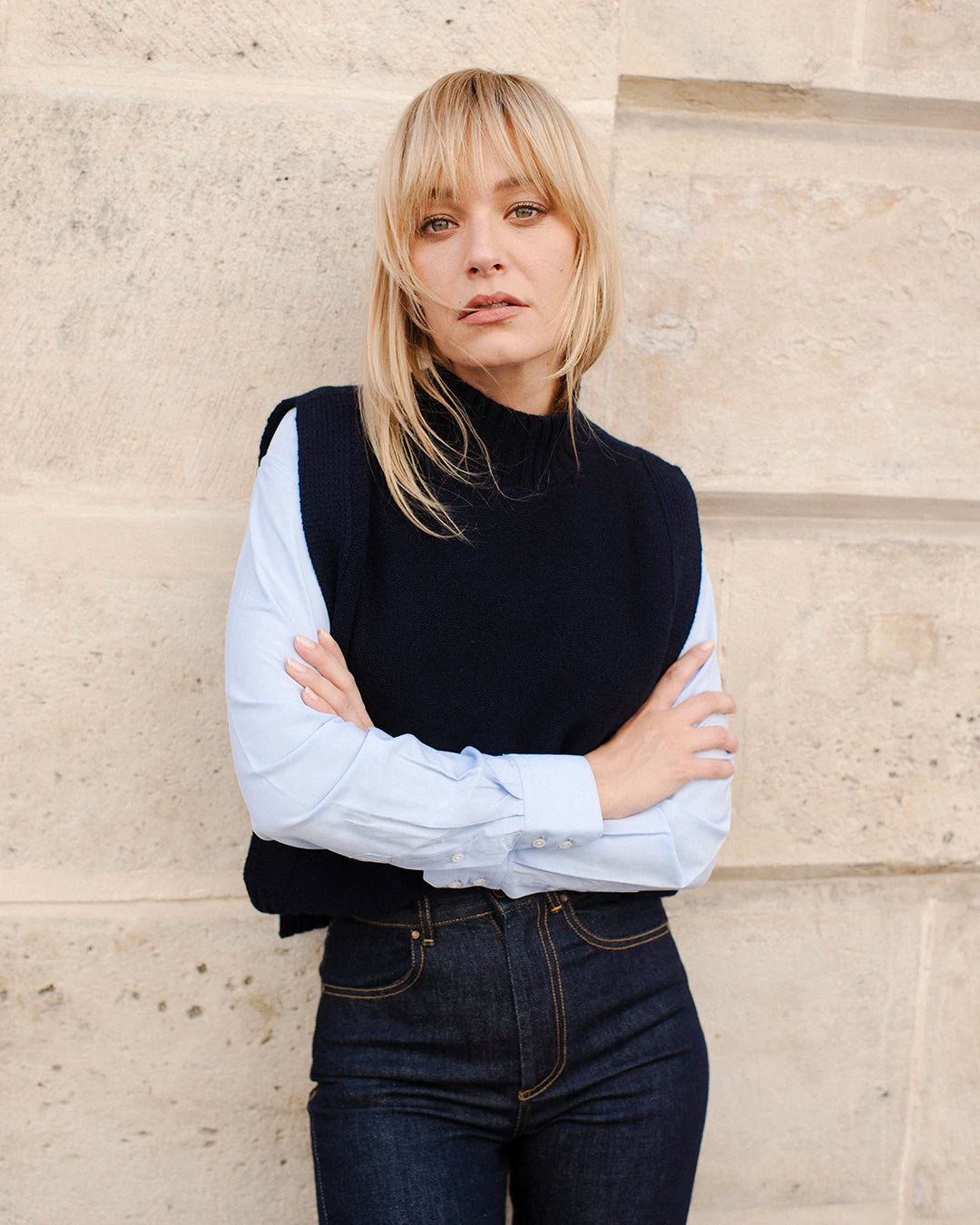 layering-femme-chic-pull-sans-manches-sur-chemise-bleue-avec-jean-brut-coupe-flare-4
