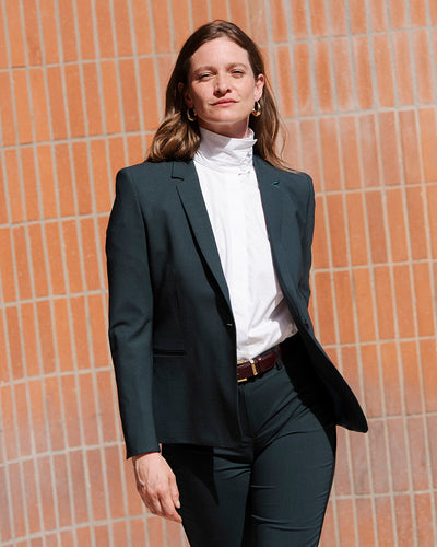 veste-cintree-verte-femme-tailleur-chic-tenue-de-bureau-style-elegant-premium-