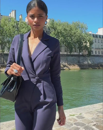 Combinaison-bleu-marine-Col-tailleur-Matière-très-confortable-Bouton-ton-sur-ton-ceinture-Taille-marquée-coupe-très-flatteuse-Léger-décolleté-féminin-17H10-tailleurs-pour-femme-paris-
