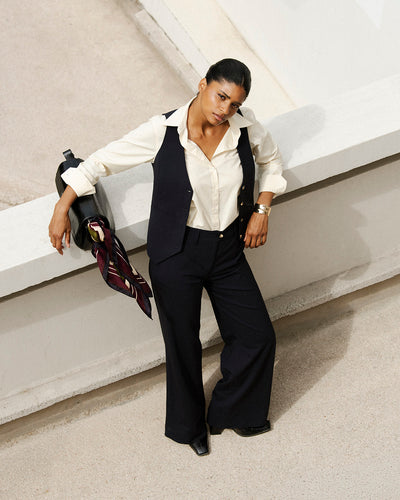 Chemise-bleue-ciel-coupe-droite-col-italien-manches-longues-patte-capucin-bas-de-manche-pince-dans-le-dos-popeline-de-coton-tres-fluide-sept-boutons-blanc-17H10-tailleurs-pour-femme-5