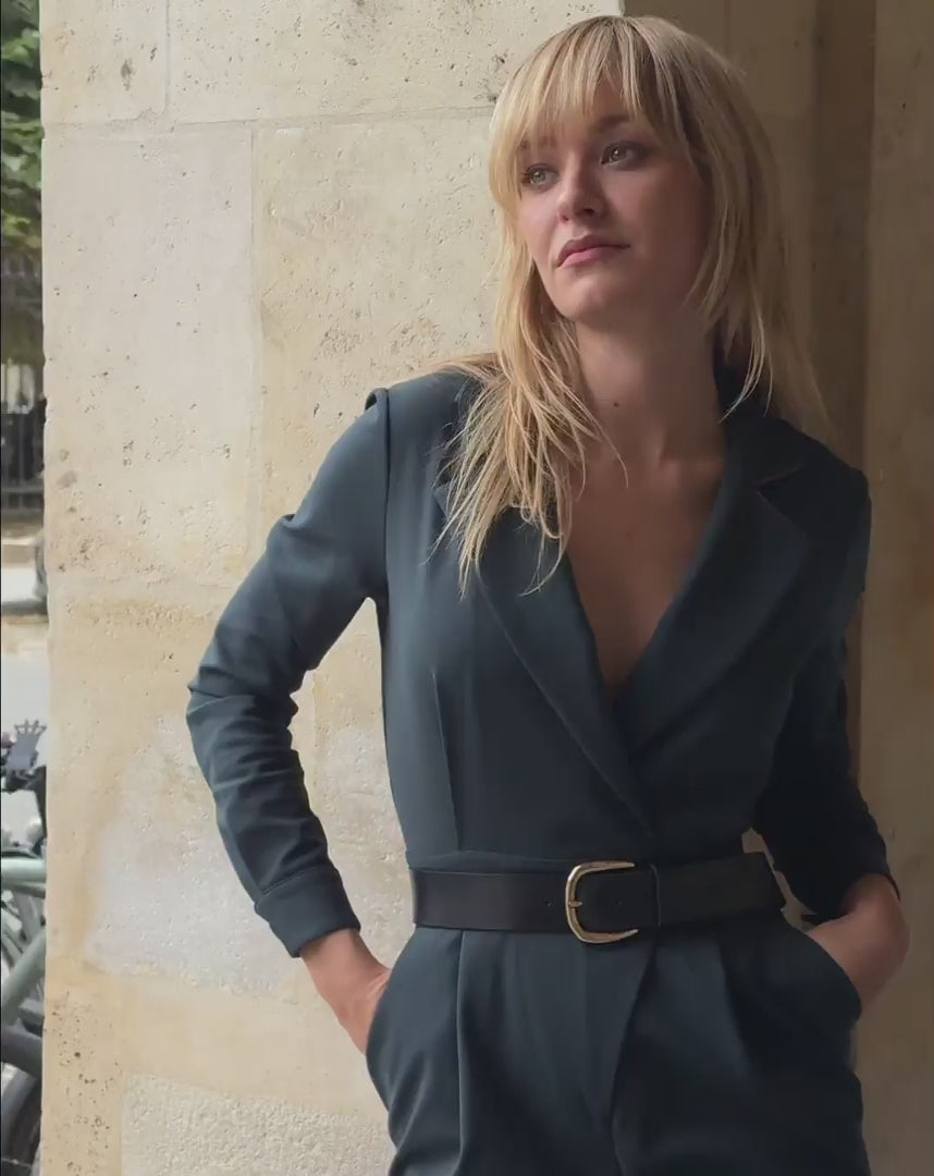 Combinaison-vert-profond-Col-tailleur-Matiere-tres-confortable-Bouton-ton-sur-ton-ceinture-Taille-marquee-coupe-tres-flatteuse-Leger-decollete-feminin-17H10-tailleurs-pour-femme-