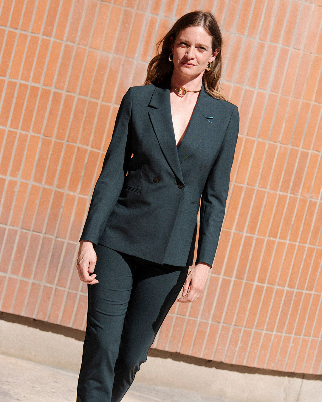 Veste de tailleur verte pour femme à la coupe cintrée. Une pièce chic et moderne, idéale en ensemble ou seule