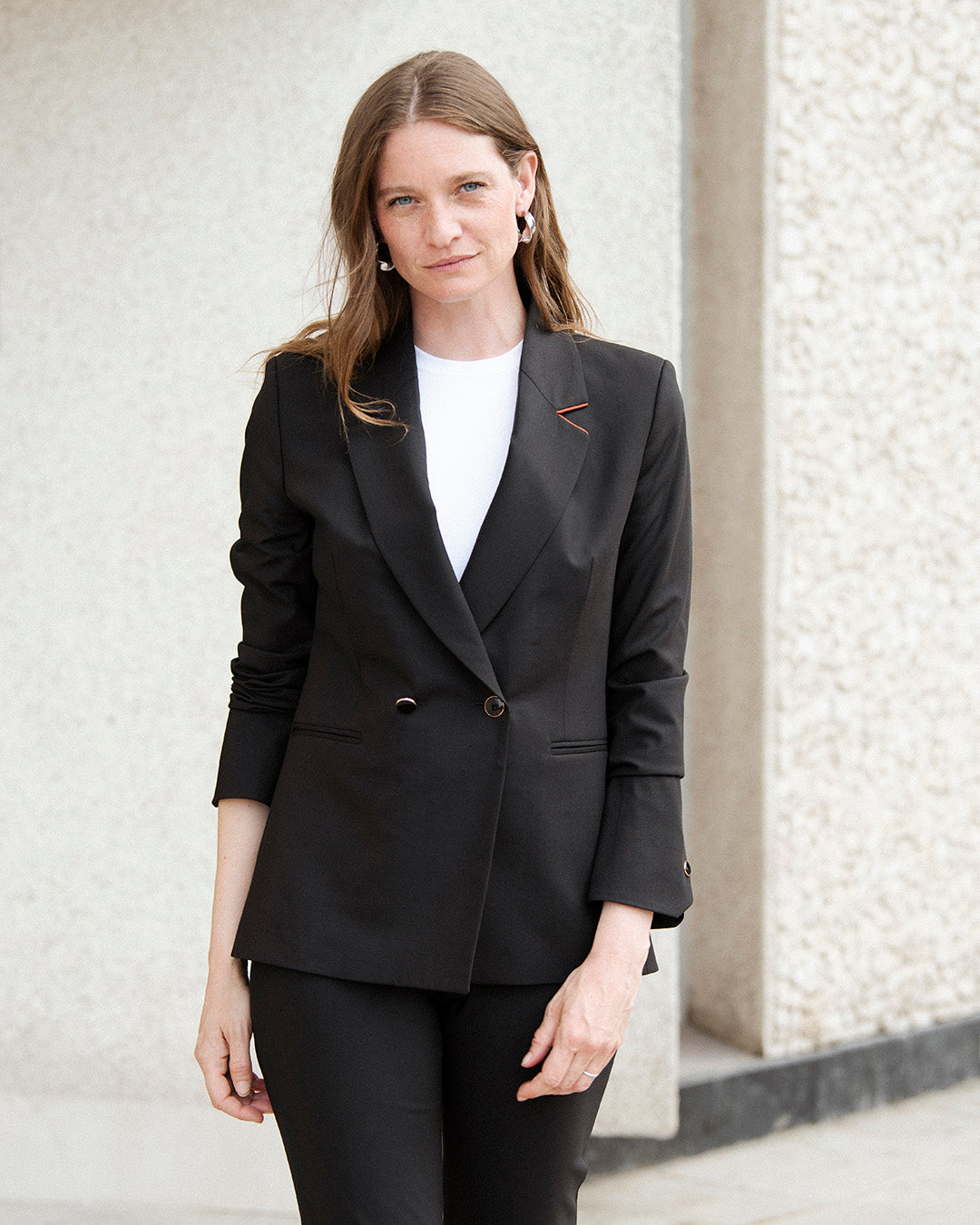 tenue-de-bureau-tailleur-femme-veste-cintree-pantalon-droit-noir-