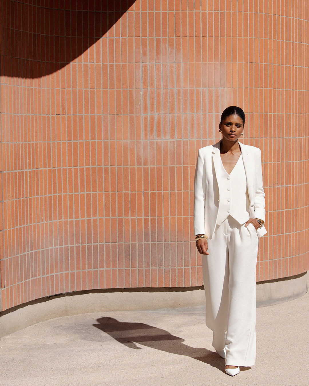 ensemble-costume-femme-blanc-elegant-blazer-gilet-pantalon-palazzo-look-chic