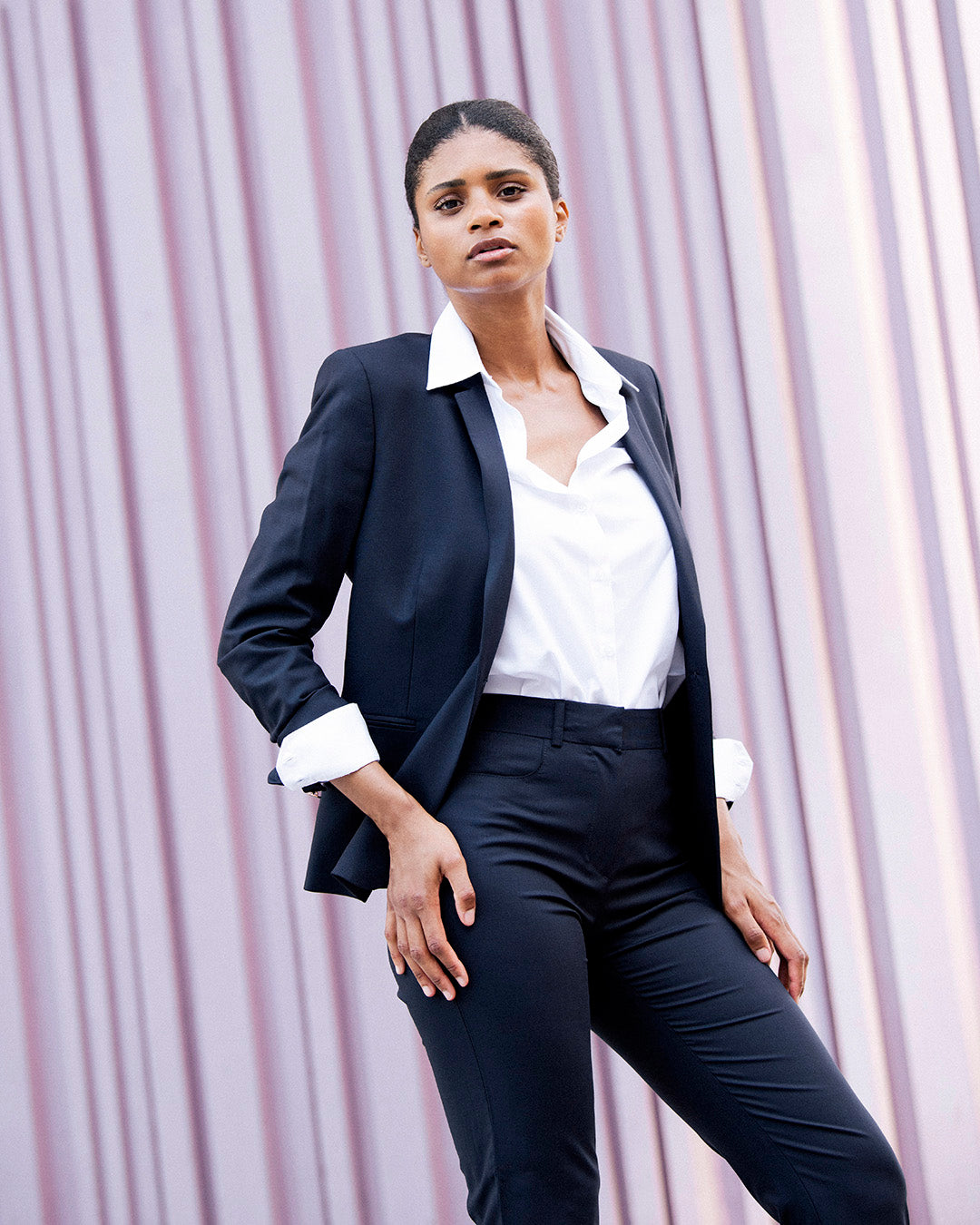 tailleur-femme-bleu-marine-pantalon-cigarette-veste-cintree-tenue-bureau