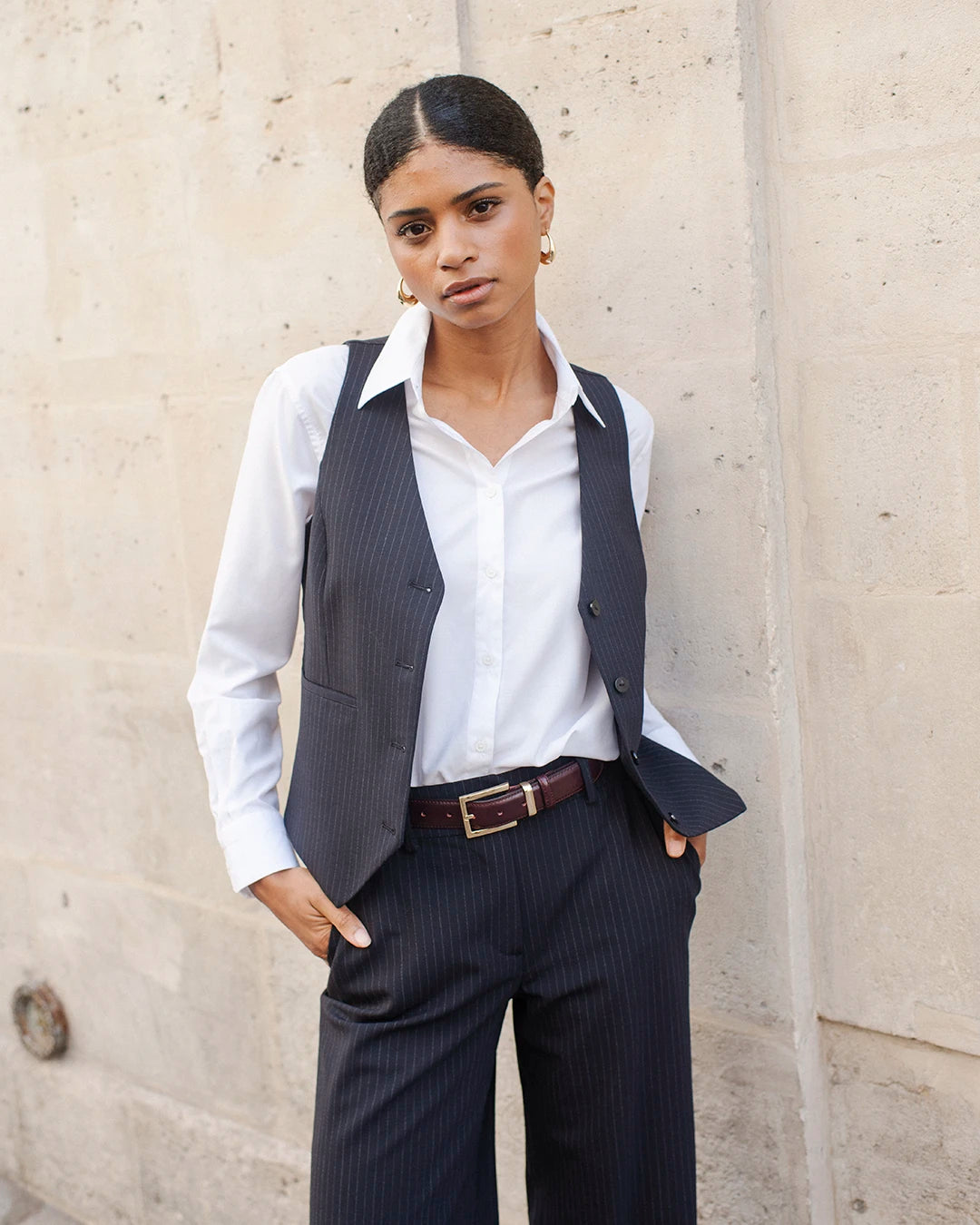 tenue-bureau-femme-veste-oversize-rayee-noir-blanc-pantalon-large-et-chemise-blanche-style-professionnel-moderne-
