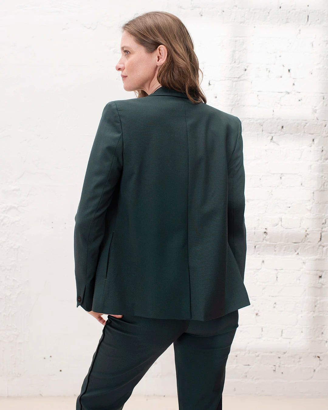 Tenue de bureau femme avec veste croisée, chemise blanche classique et pantalon cigarette chic.