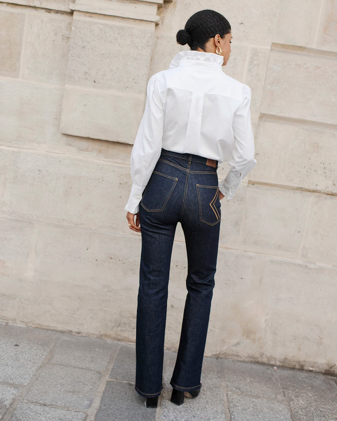 tenue-professionnelle-femme-chic-jean-brut-flare-et-chemise-blanche-col-montant-1